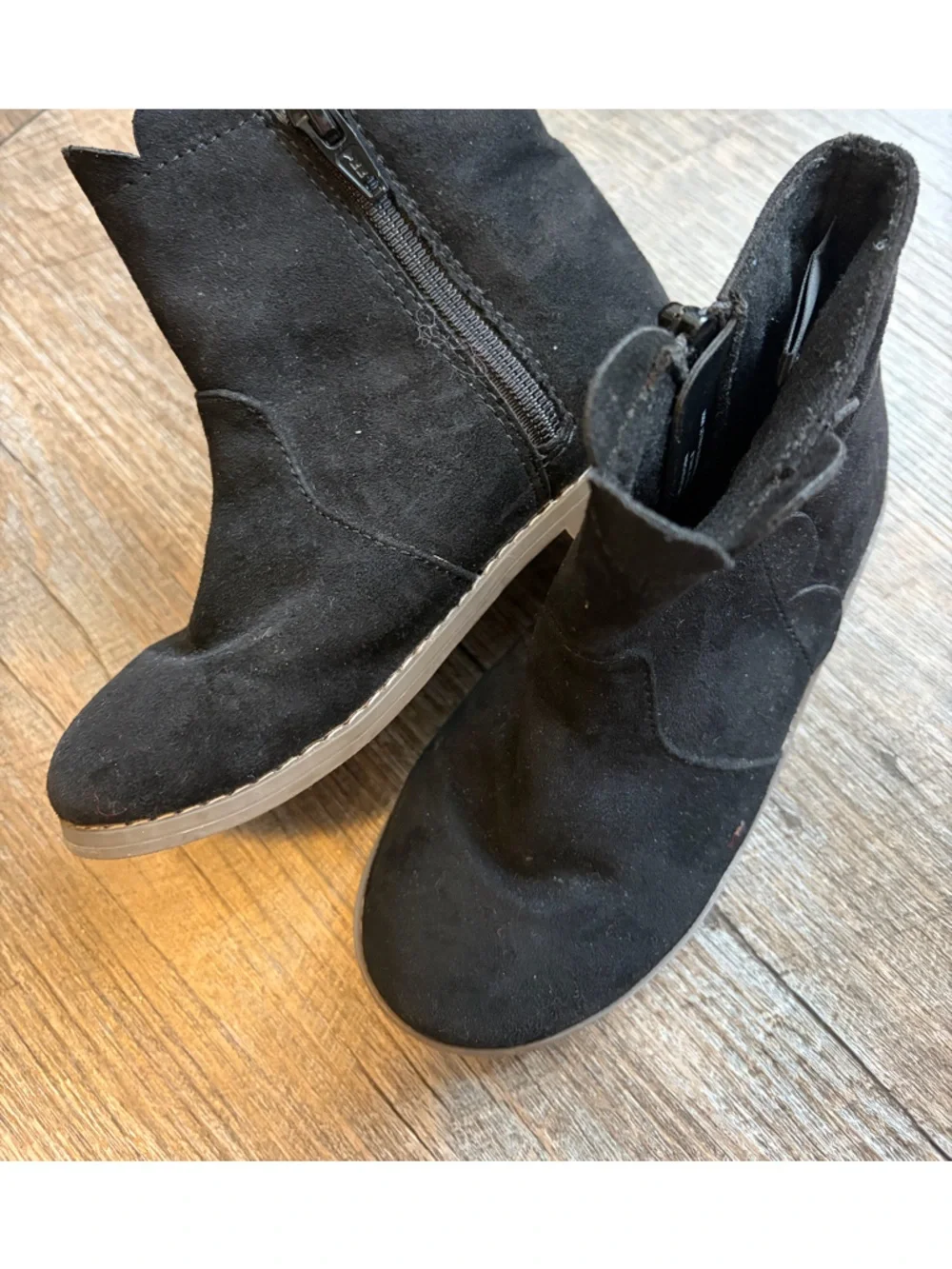 🌸 $10 SALE 🌸 Gap Black Suede Scallop Edge Ankle Boots